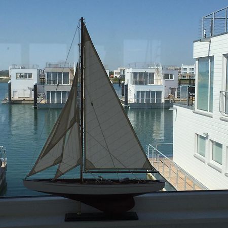 Schwimmendes Ferienhaus Antares One By Seeblick Ferien Oro, Rundum Wasser, Sauna Olpenitz Dış mekan fotoğraf